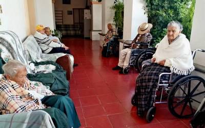 Adultos mayores en asilo-ancianos