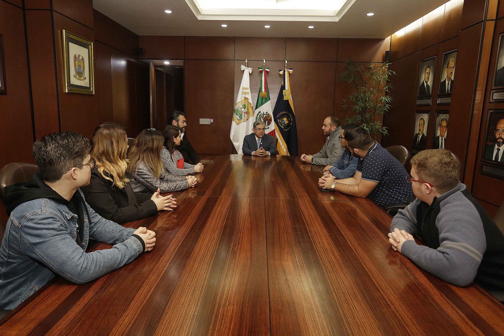 phoca_thumb_l_se reune rector con alumnos seleccionados para leadership conference en austin texas 1