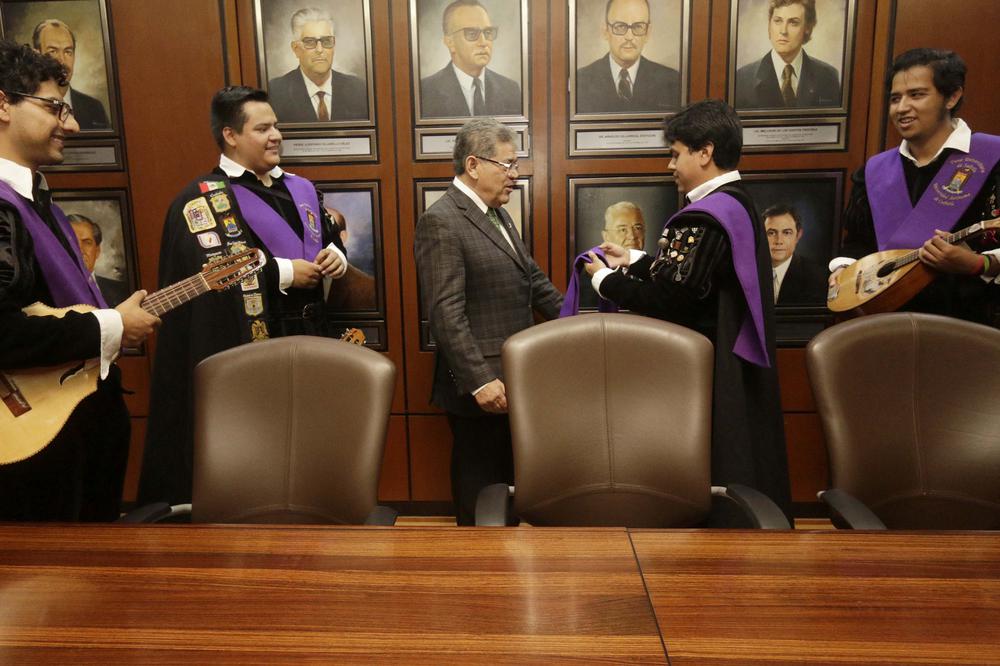 Como “Tuno Honoris Causa” Recibe Nombramiento el Rector de la UA de C