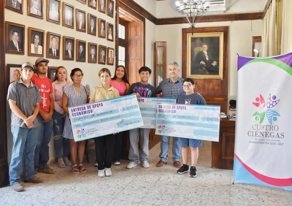 EDUCAR ES AVANZAR VICTOR LEIJA RECONOCE A EST UDIANTES DESTACADOS DE CUATRO CIÉNEGAS (1)