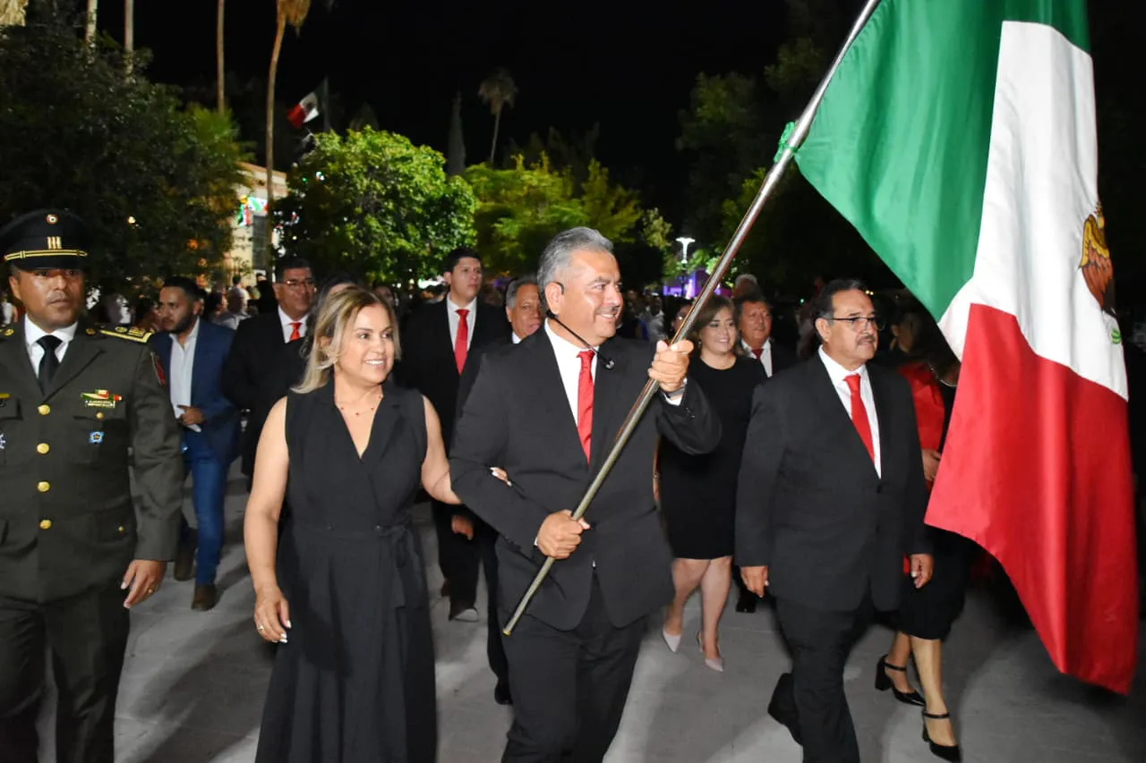 VICTOR LEIJA ENCABEZA CEREMONIA DEL GRITO D E INDEPENDENCIA EN CUATRO CIÉNEGAS (3)
