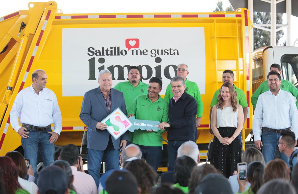 005 ENTREGAN MIGUEL RIQUELME Y JOSÉ MARÍA F RAUSTRO 5 CAMIONES RECOLECTORES DE BASURA