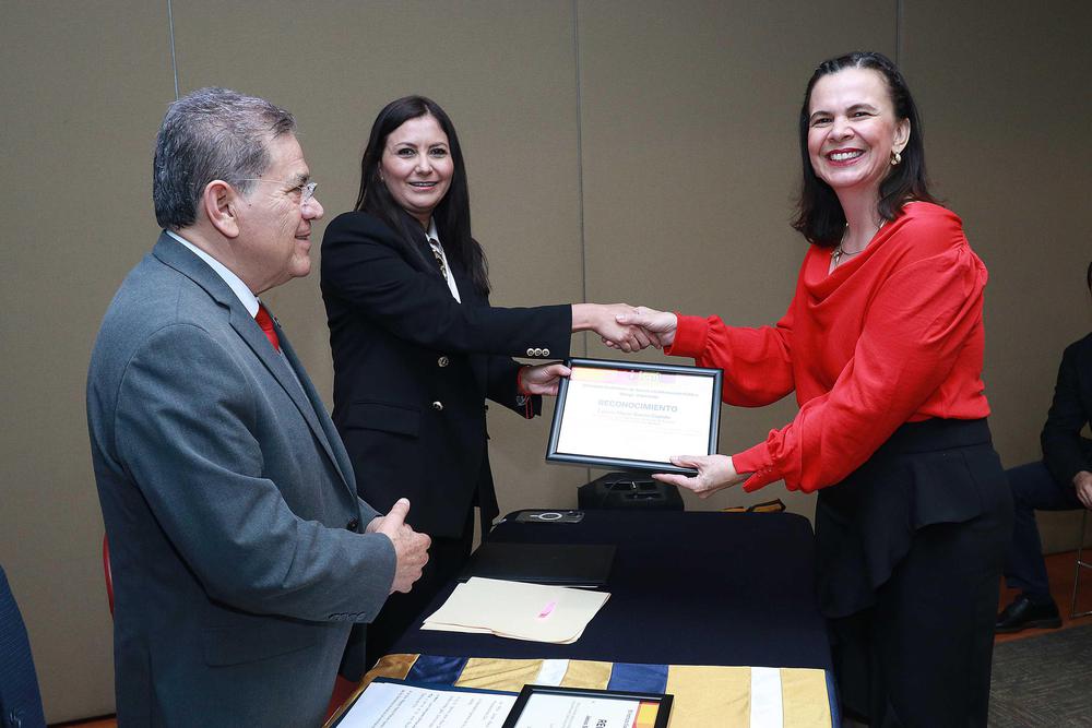 Recibe la UAdeC Certificacion como Instit ución Promotora de la Transparencia 12