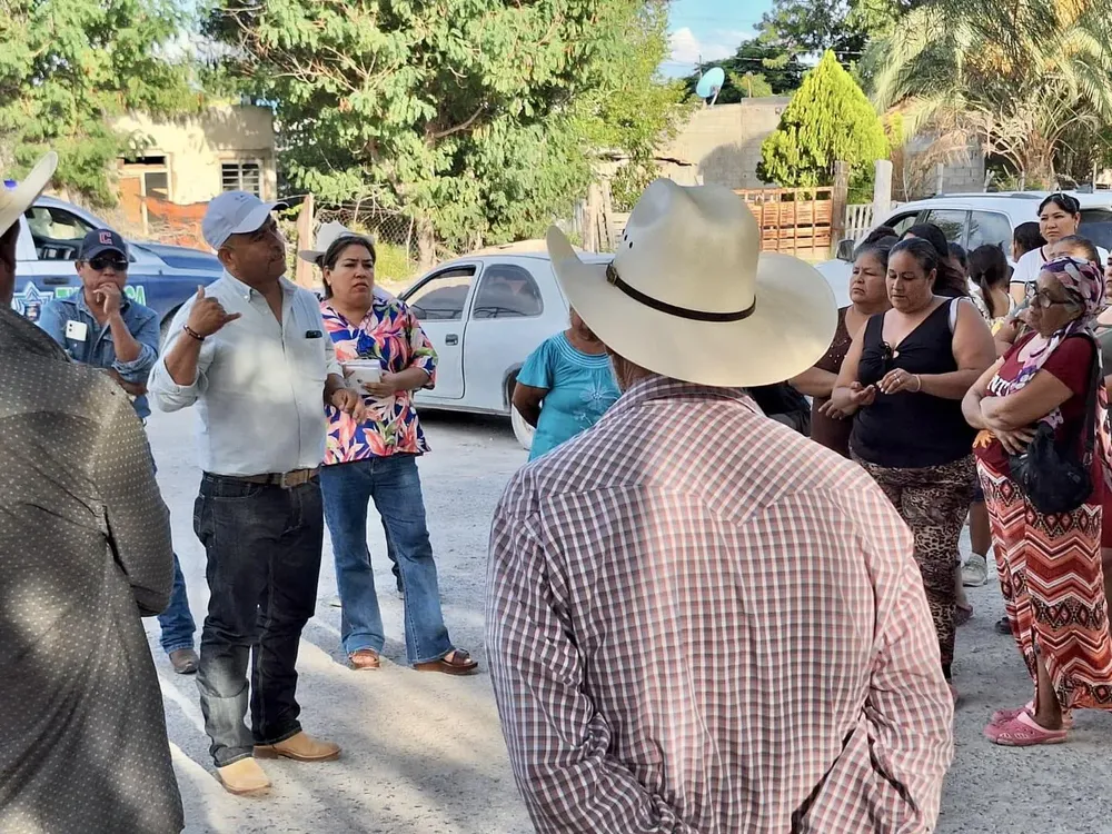 VICTOR LEIJA ESCUCHA Y ATIENDE PETICIONES D E VECINOS DE LA COL. EMILIO BICHARA (3)