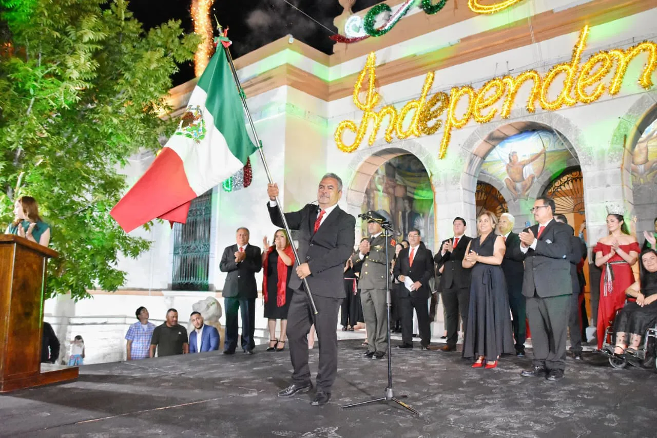 VICTOR LEIJA ENCABEZA CEREMONIA DEL GRITO D E INDEPENDENCIA EN CUATRO CIÉNEGAS (1)