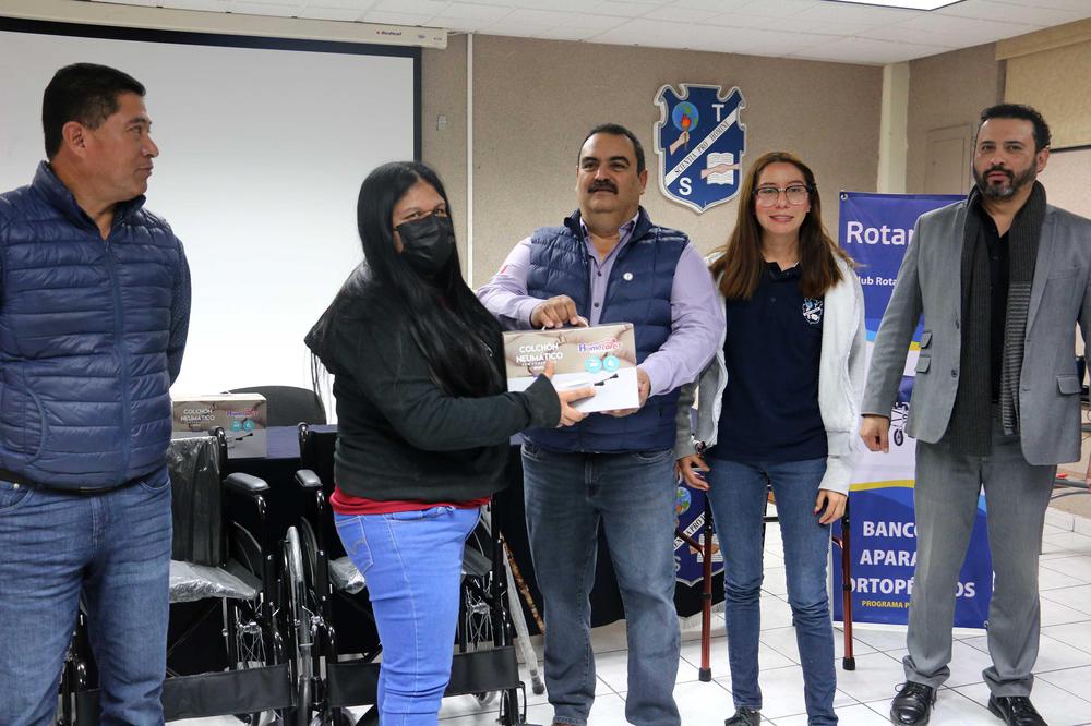 Entregan UAdeC y Club Rotario de Saltillo Aparatos Ortopédicos