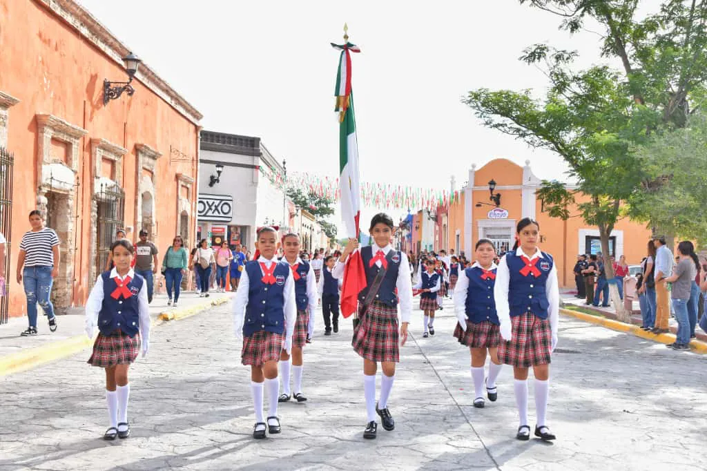 UNIDAD Y ORGULLO EN DESFILE PAT RIO DE CUATRO CIÉNEGAS (3)