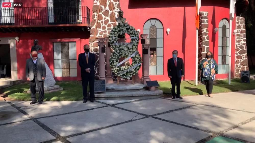 Recibe Rector Medalla Nazario Ortiz 1