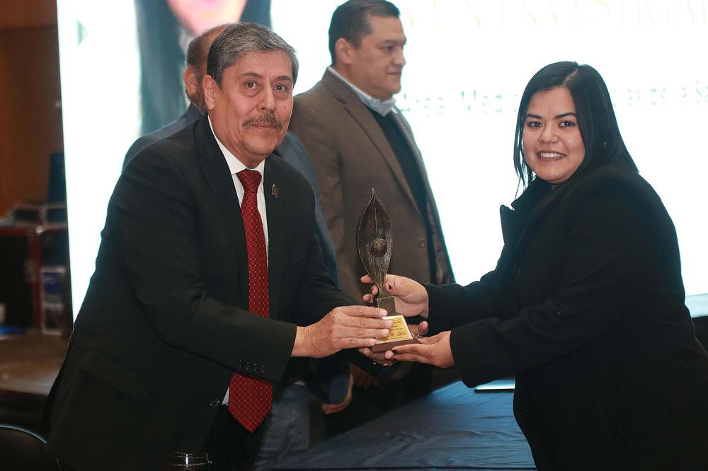 Premiacion del Investigador Distinguido Inv estigador Joven e Investigador del Año 6