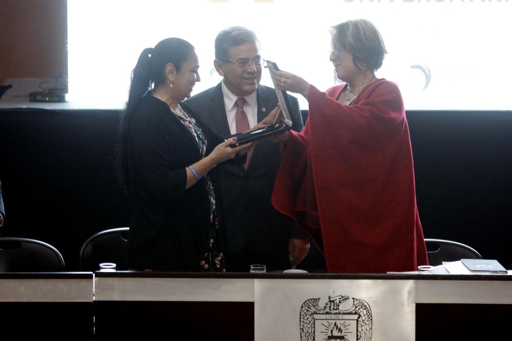 Entregan presea a rectora de veracruz 4