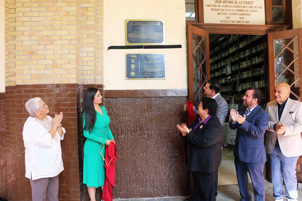 Develacion Placa Biblioteca y Foto Exdirector Ateneo _4