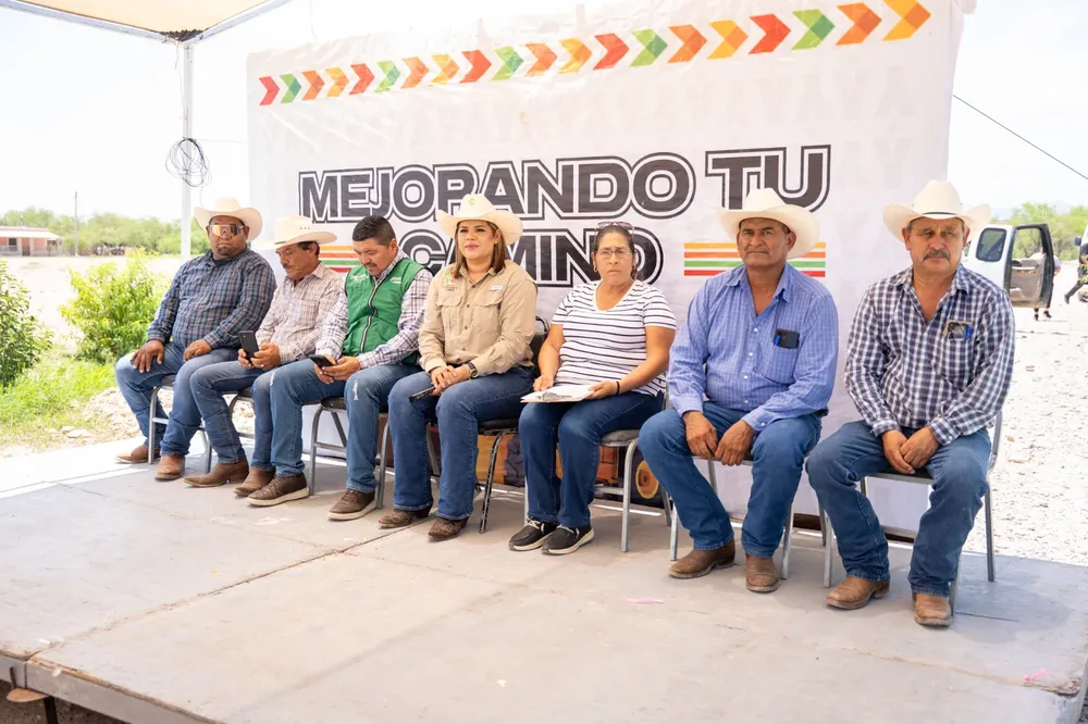 ARRANCA YESICA SIFUENTES REHABILITACION  DEL CAMINO AL EJIDO EL GRANJENO (1)