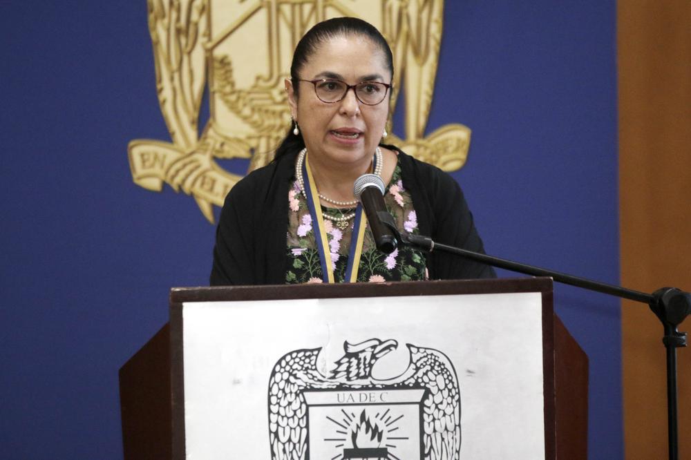 Entregan presea a rectora de veracruz 7