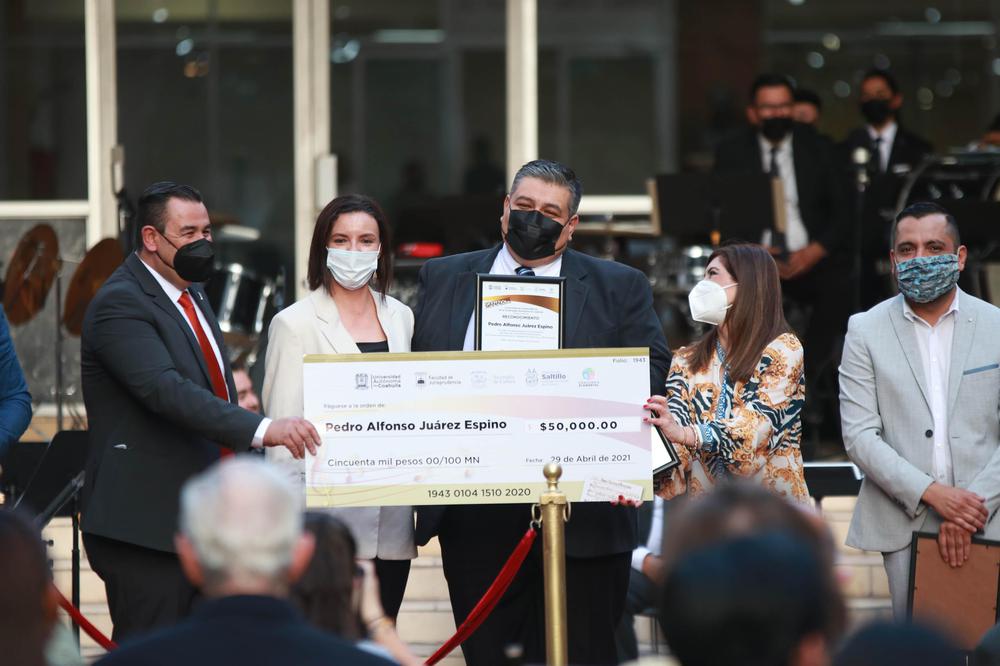 Premian al Autor del Himno de la Facultad de Jurisprudencia 6
