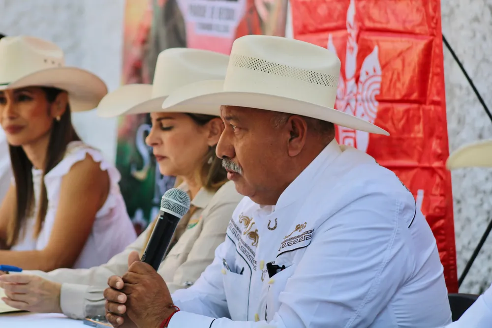 004 CELEBRA GENERAL CEPEDA MES P ATRIO CON EVENTOS TURÍSTICOS