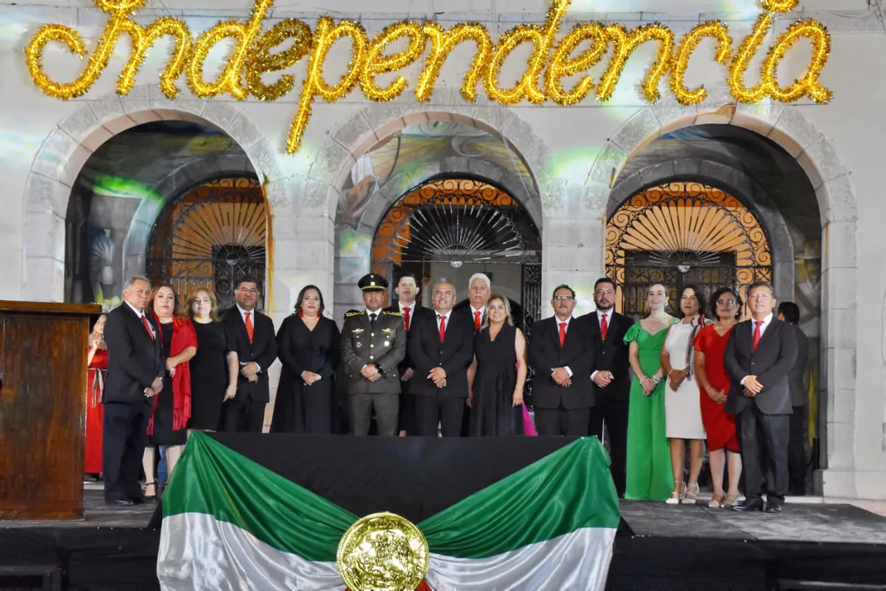 VICTOR LEIJA ENCABEZA CEREMONIA DEL GRITO D E INDEPENDENCIA EN CUATRO CIÉNEGAS (2)