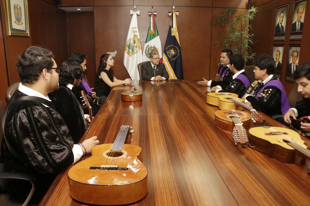 Como “Tuno Honoris Causa” Recibe Nombramiento el Rector de la UA de C