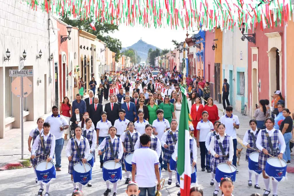 UNIDAD Y ORGULLO EN DESFILE PAT RIO DE CUATRO CIÉNEGAS (2)