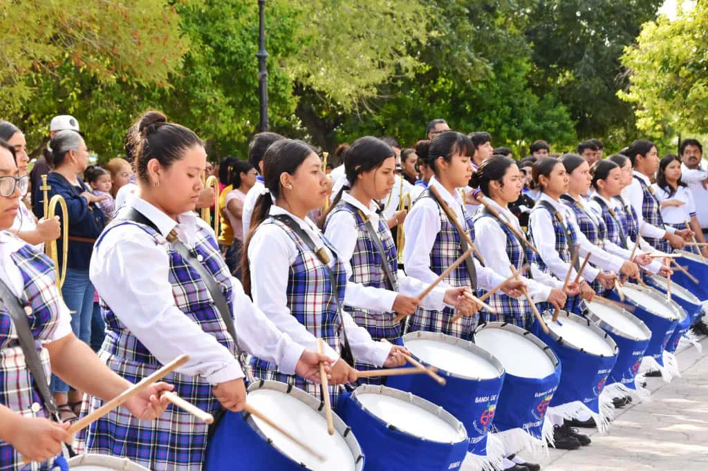 UNIDAD Y ORGULLO EN DESFILE PAT RIO DE CUATRO CIÉNEGAS (4)