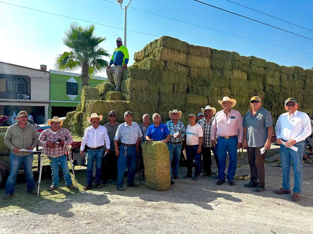 FORTALECE YESICA SIFUENTES APOYO AL CAMPO CON ENTREGA DE 688 PACAS DE ALFALFA (1)