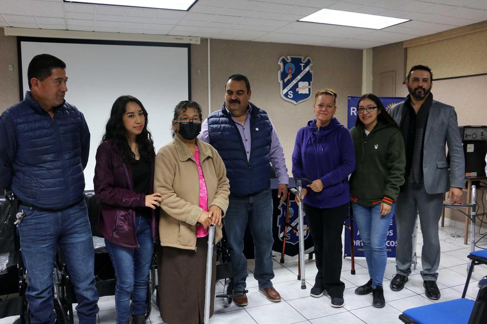 UAdeC Entrega de Aparatos Ortopedico s en Vinculación Club Rotario _7