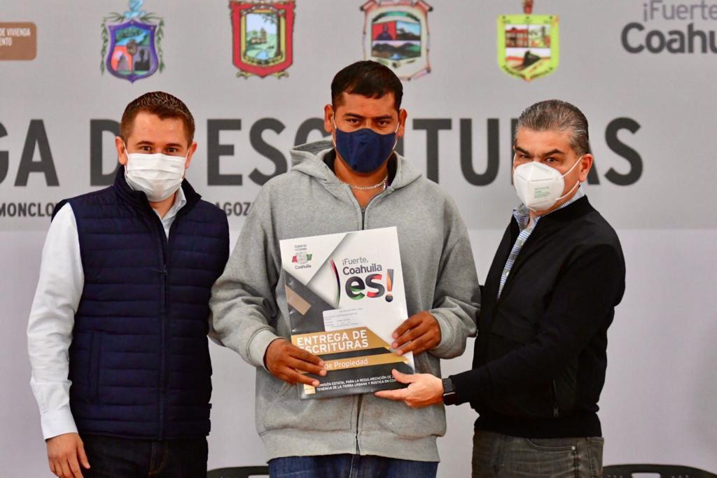 001 ENTREGA MARS ESCRITURAS A 245 FAMILI AS DE LA REGIÓN CENTRO DE COAHUILA