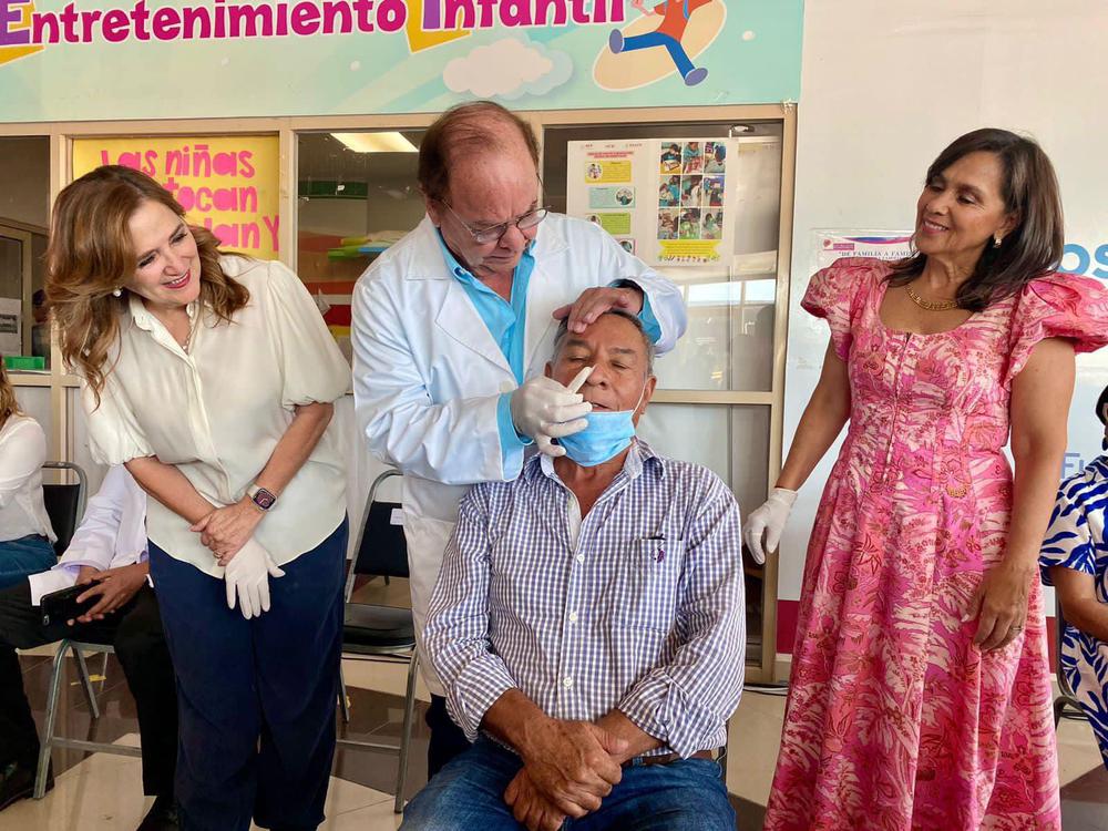 001 REALIZA SALUD COAHUILA 300 CIRUGI?AS DE CA TARATAS PARA ADULTOS MAYORES EN LA LAGUNA