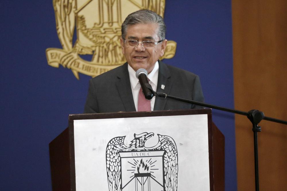 Entregan presea a rectora de veracruz 8